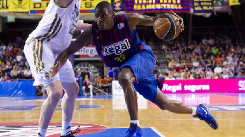 何宇鹏纪念捧杯： 一整季的重量都化为光芒，只为这一次触碰（何宇鹏捧杯时刻：漫长赛季的沉淀化作耀眼一瞬，只为这一刻的触及）